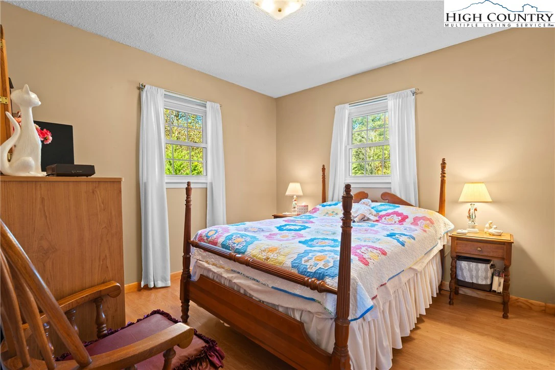 Image number 3 for the current listing