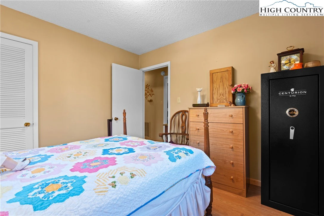 Image number 4 for the current listing
