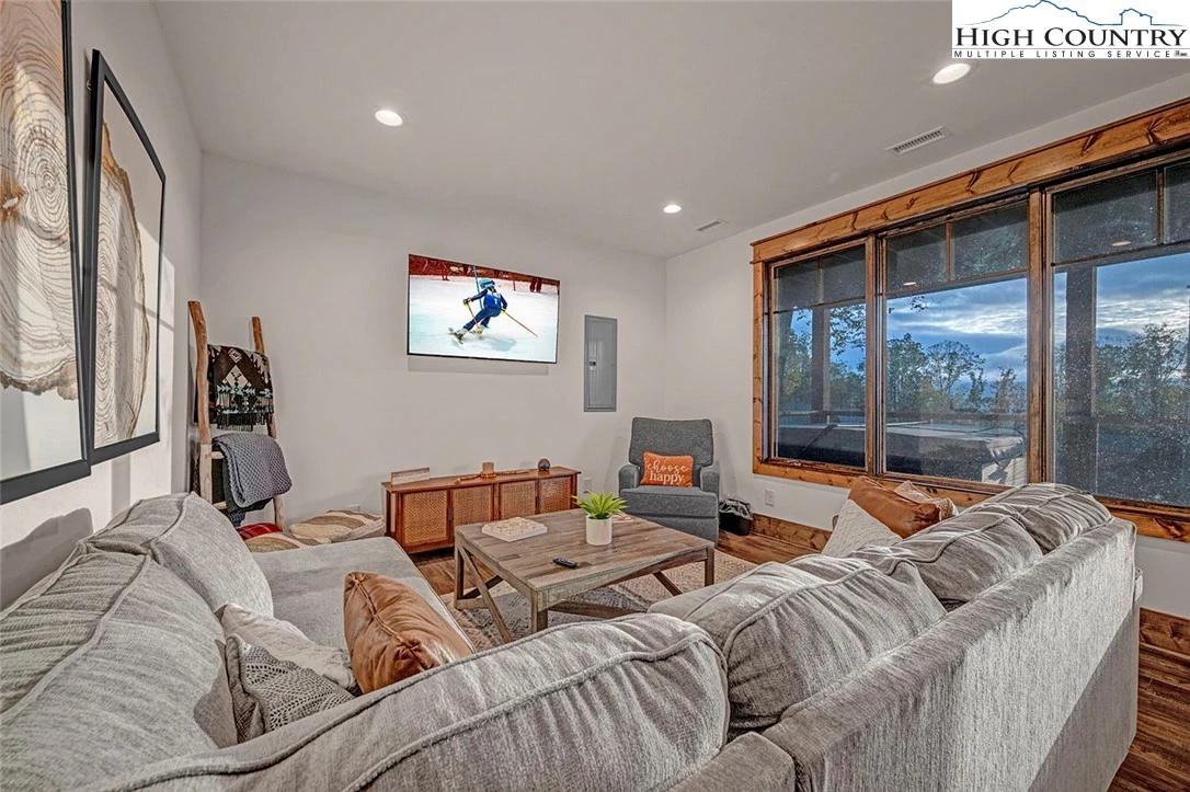 Image number 14 for the current listing