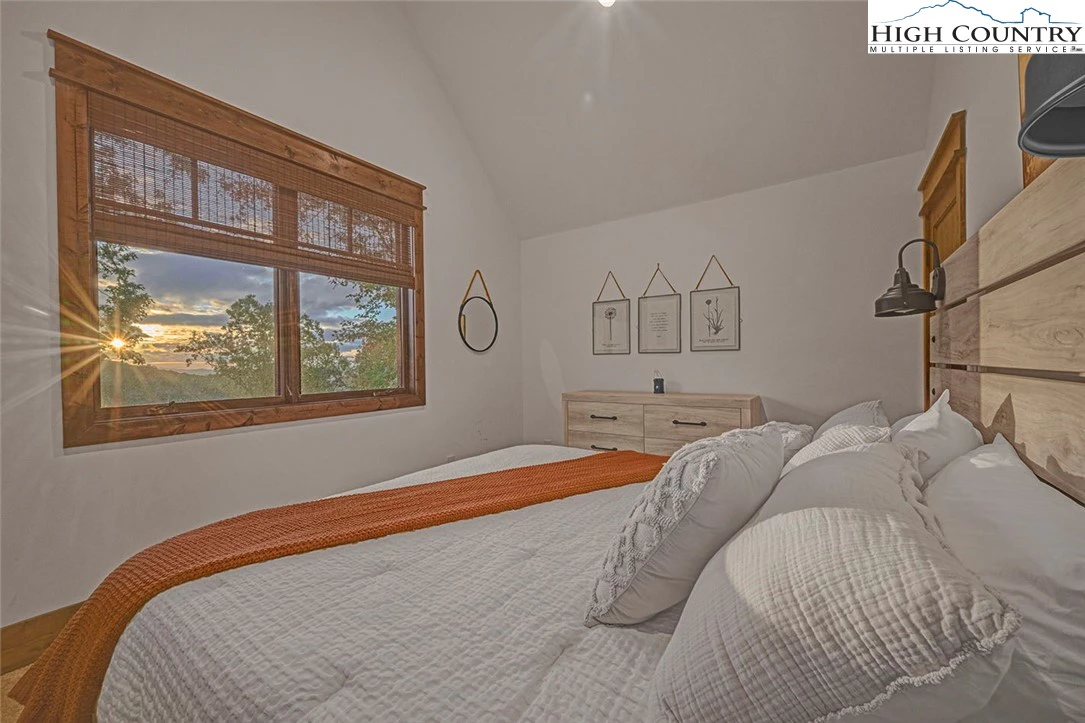 Image number 13 for the current listing