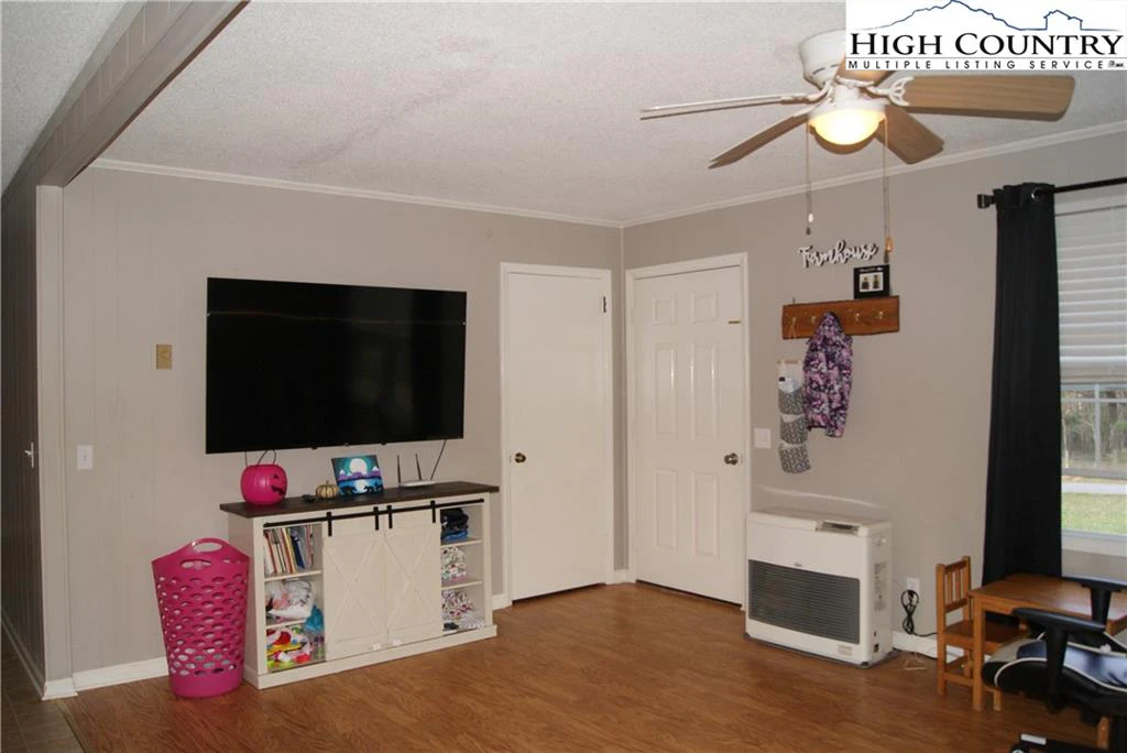 Image number 12 for the current listing