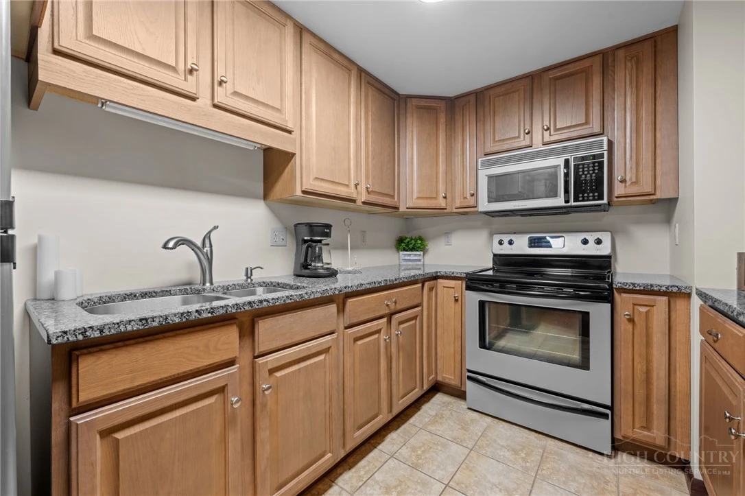 Image number 4 for the current listing