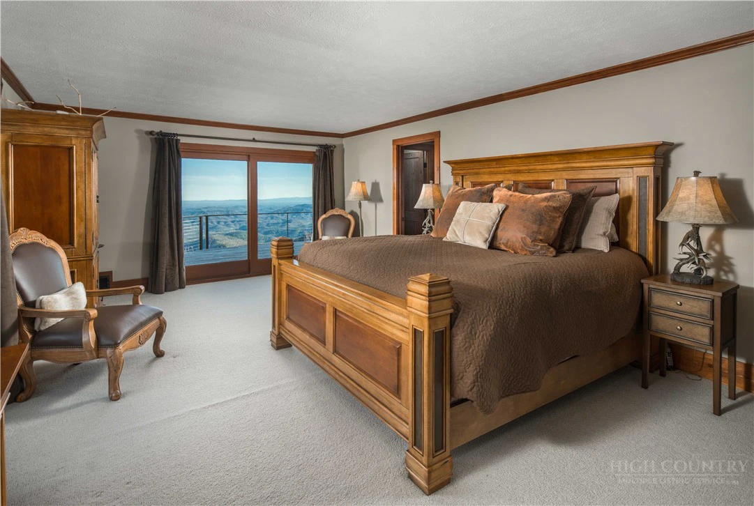 Image number 14 for the current listing