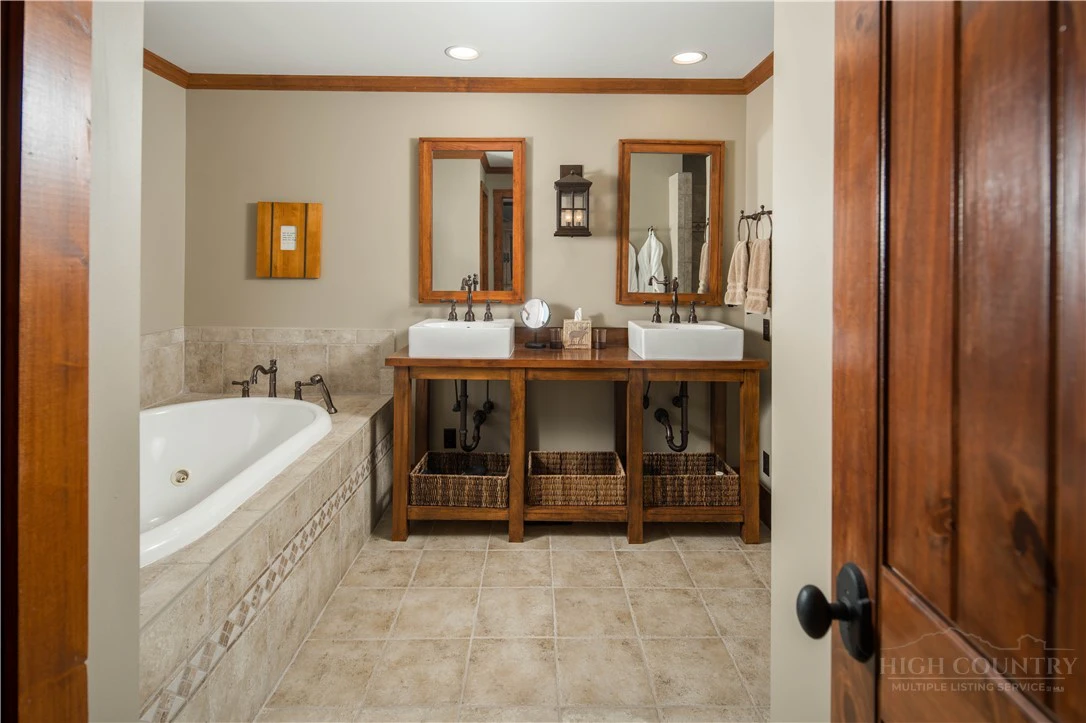 Image number 4 for the current listing