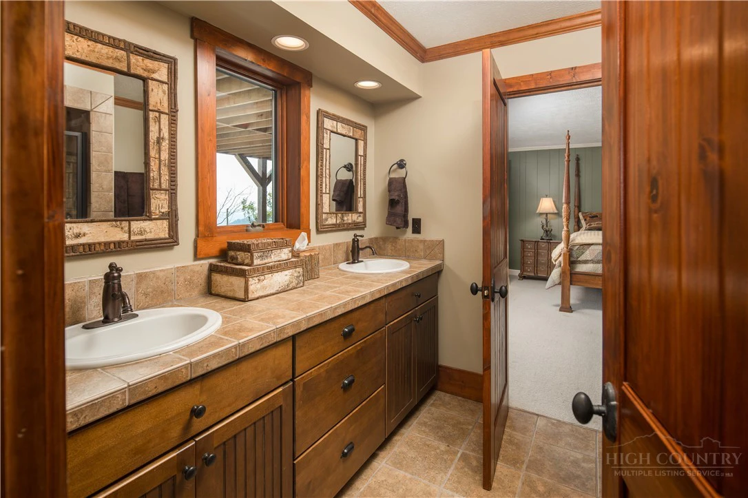 Image number 9 for the current listing