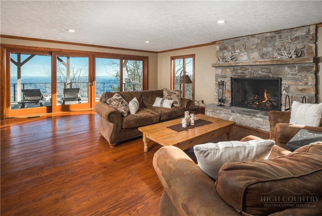 Image number 15 for the current listing