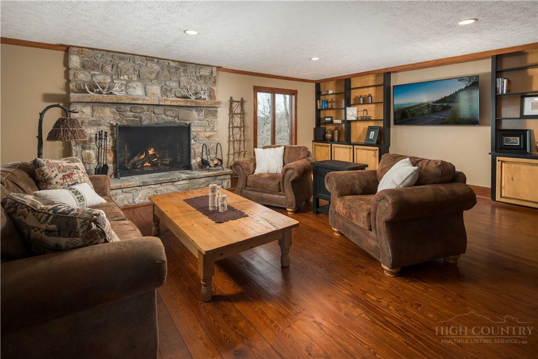 Image number 16 for the current listing