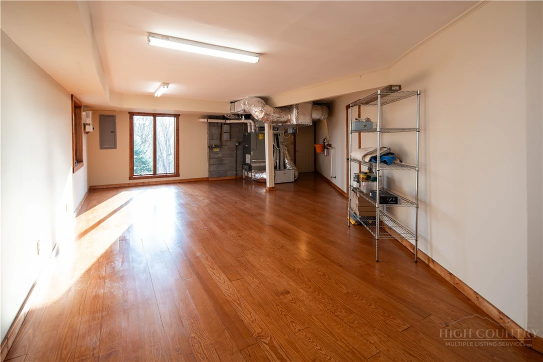 Image number 19 for the current listing