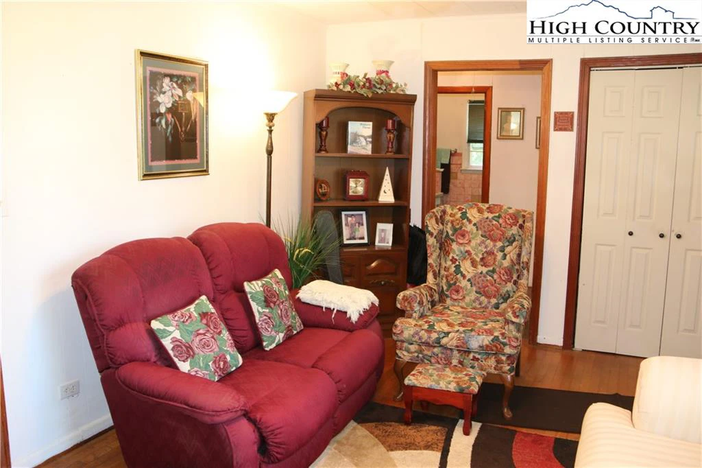 Image number 19 for the current listing