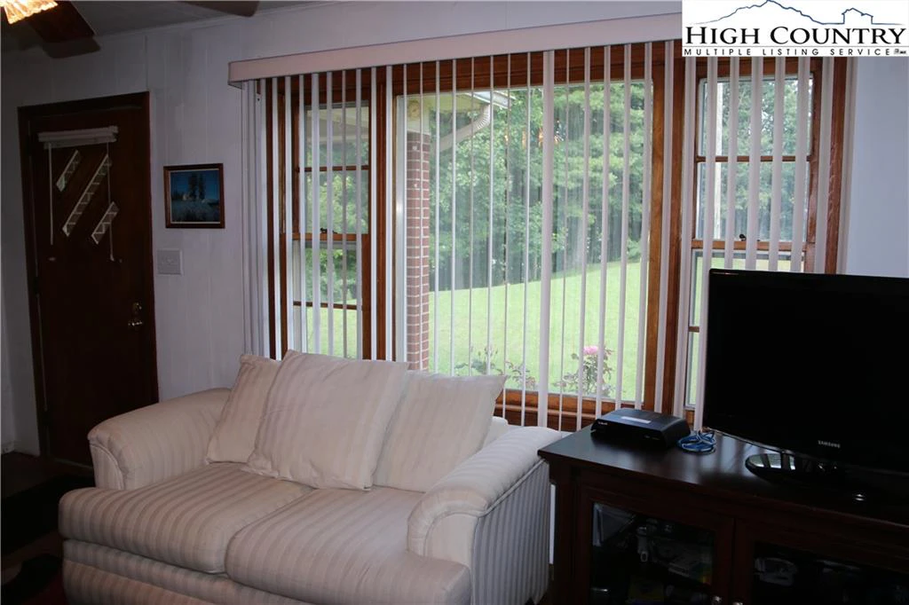 Image number 18 for the current listing