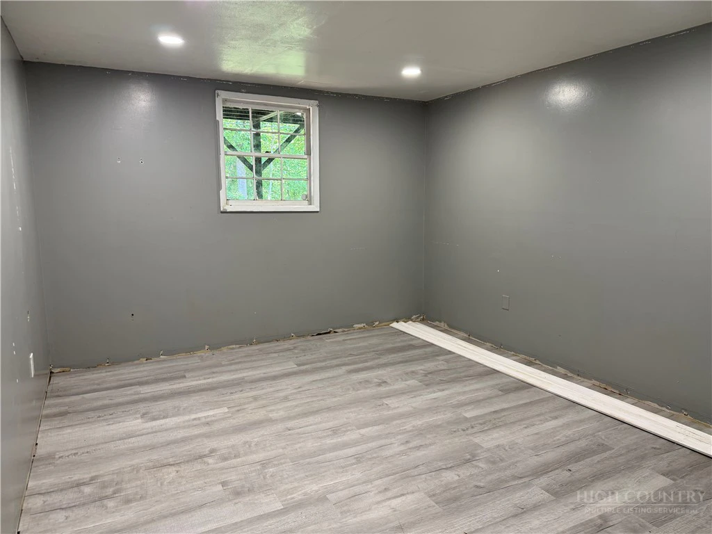 Image number 9 for the current listing