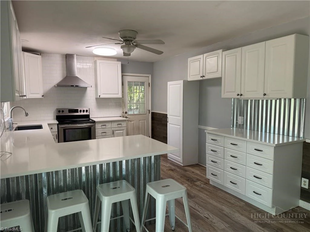 Image number 3 for the current listing