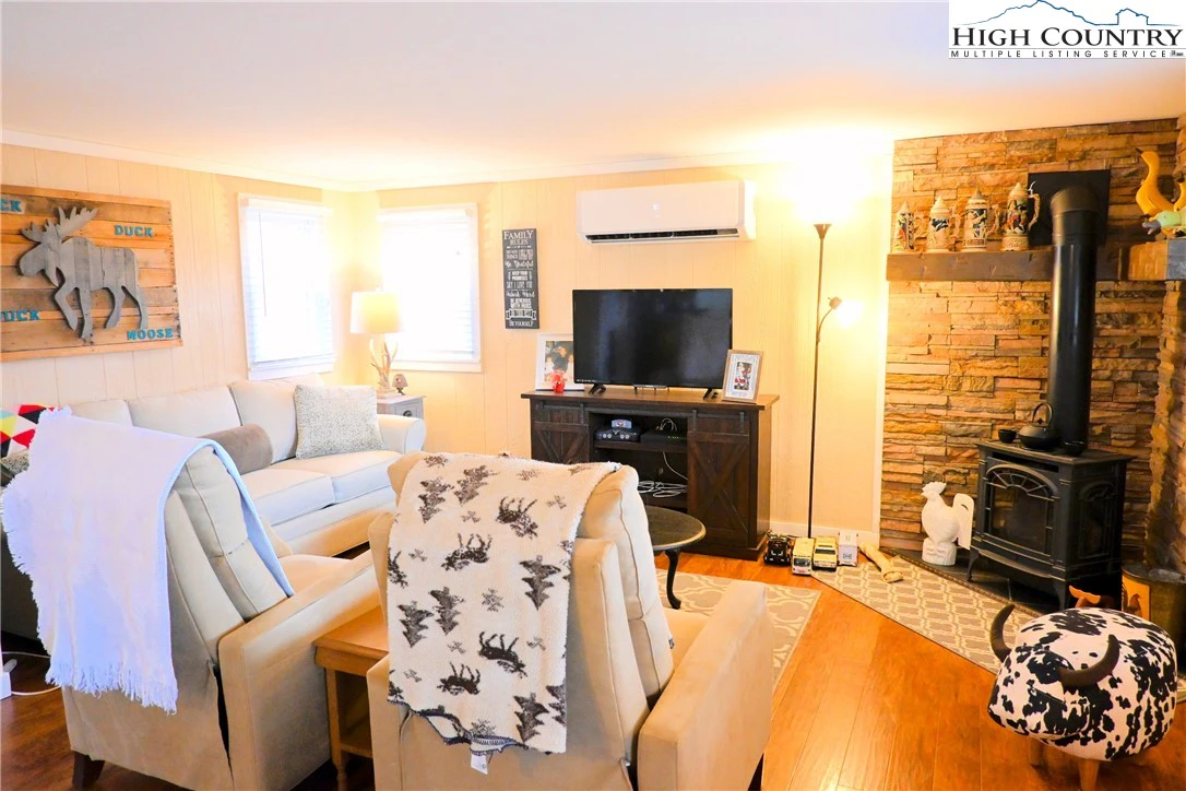 Image number 11 for the current listing
