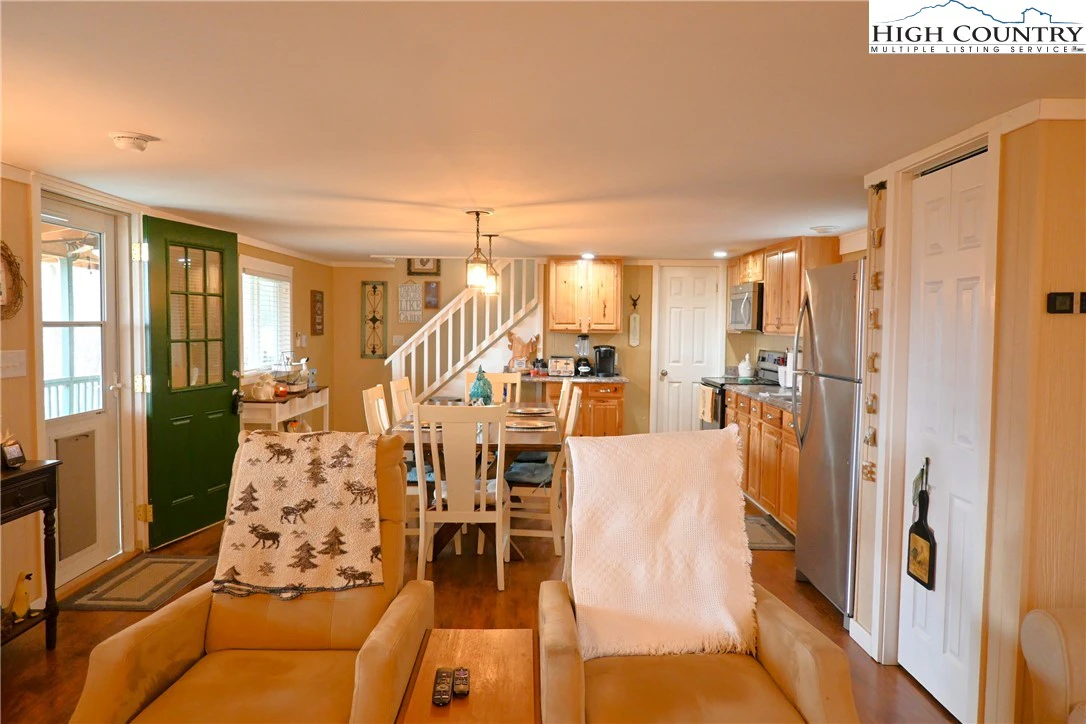 Image number 3 for the current listing