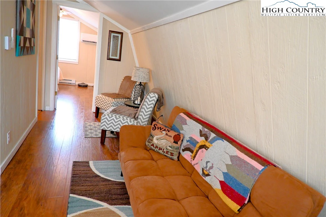 Image number 4 for the current listing