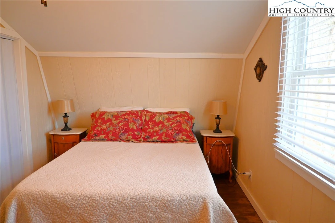 Image number 8 for the current listing