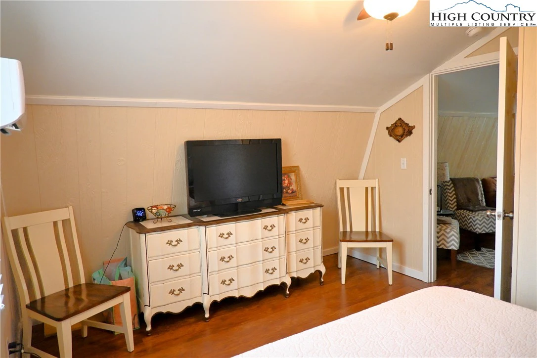 Image number 7 for the current listing