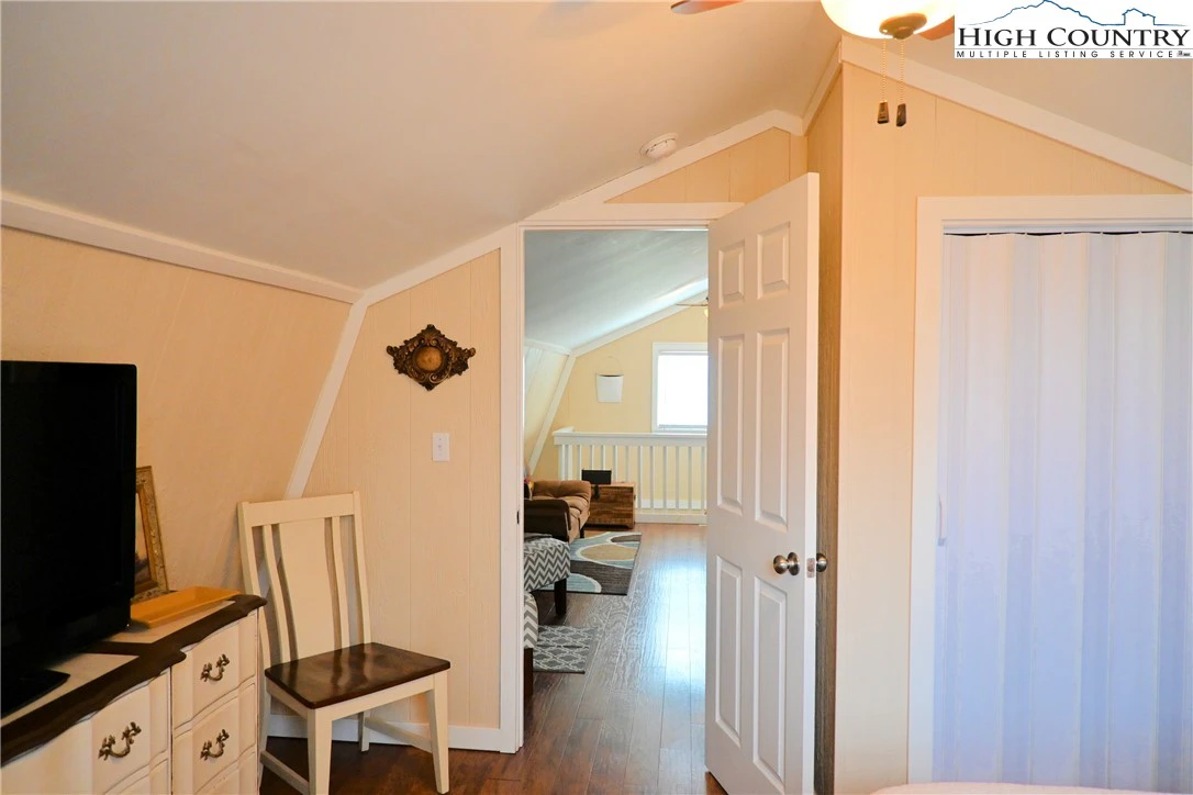 Image number 9 for the current listing