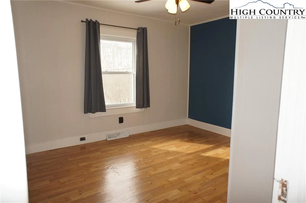 Image number 19 for the current listing