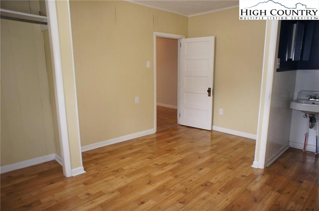 Image number 3 for the current listing