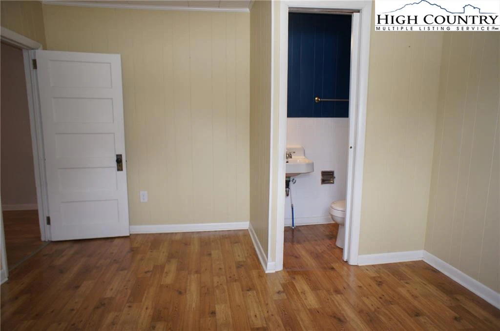 Image number 4 for the current listing