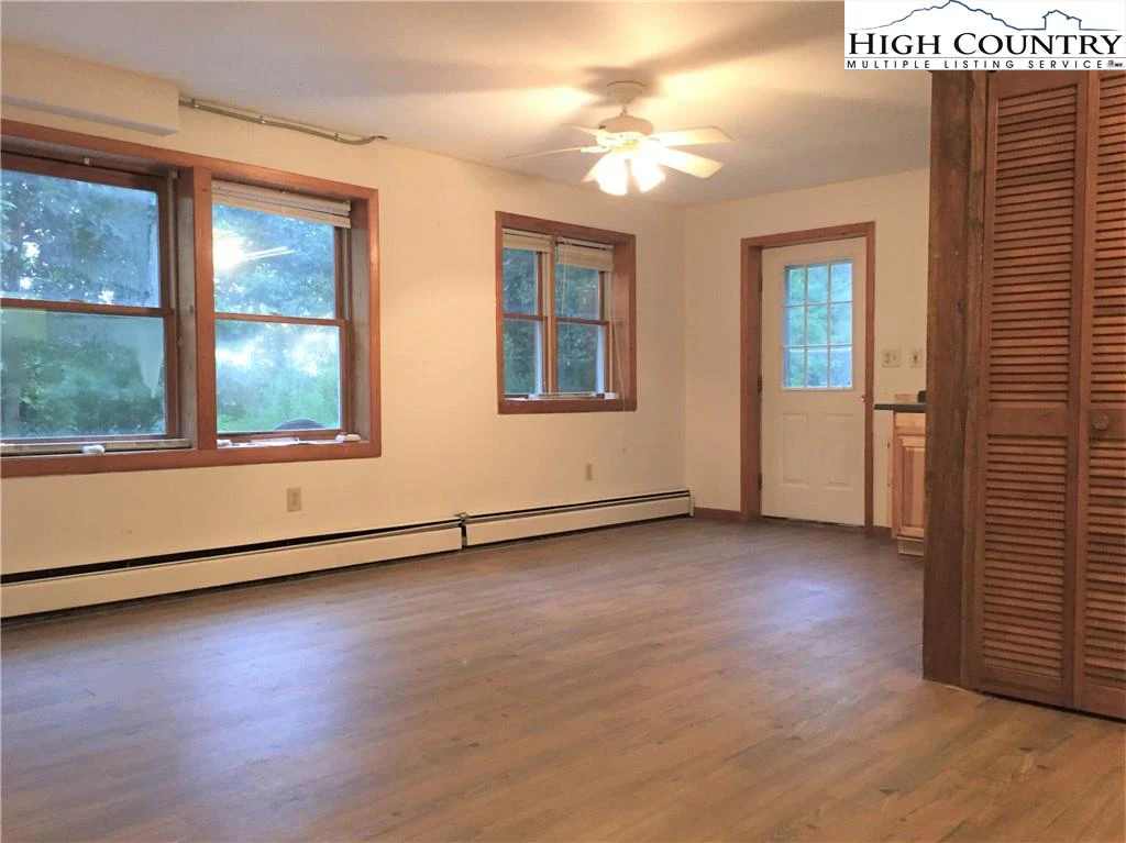 Image number 4 for the current listing