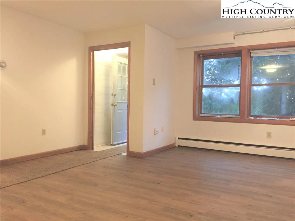 Image number 3 for the current listing