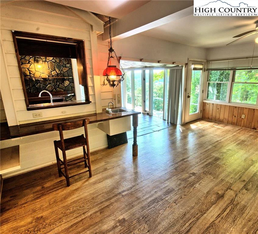Image number 19 for the current listing