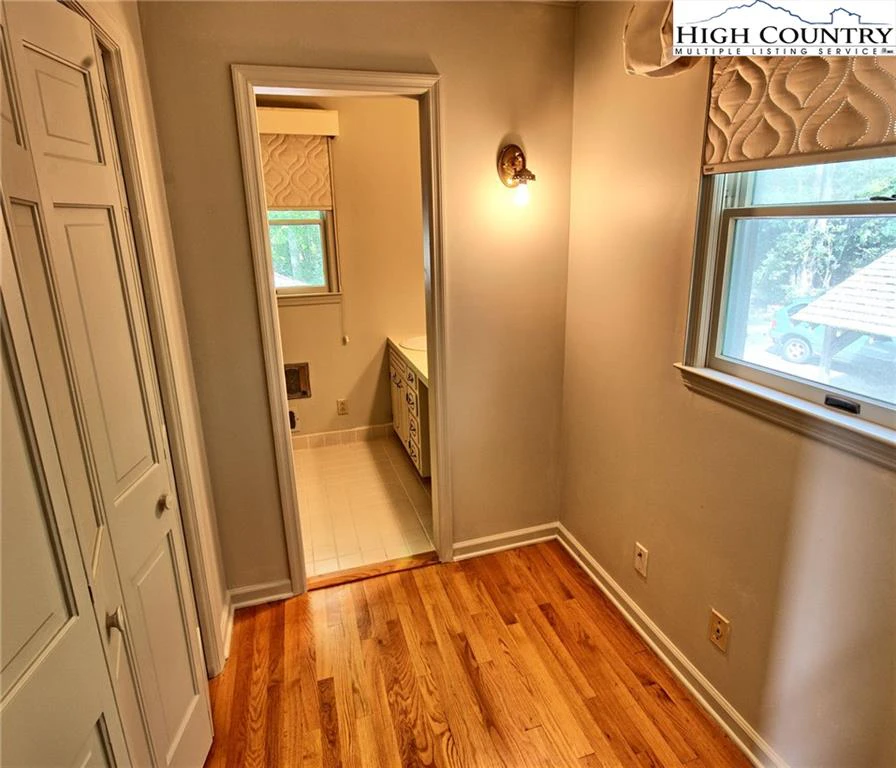 Image number 6 for the current listing