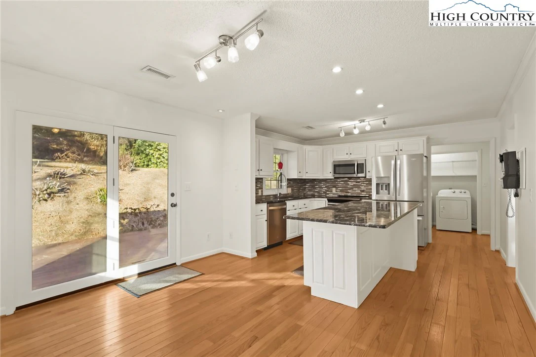 Image number 16 for the current listing