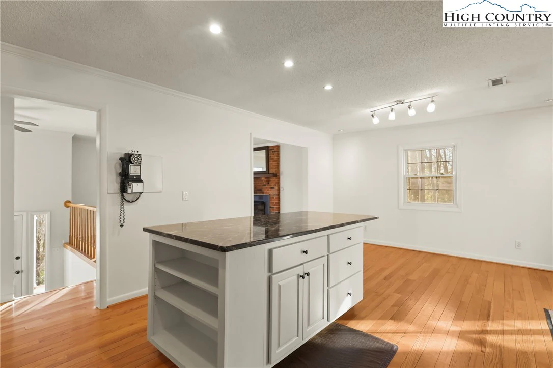 Image number 5 for the current listing