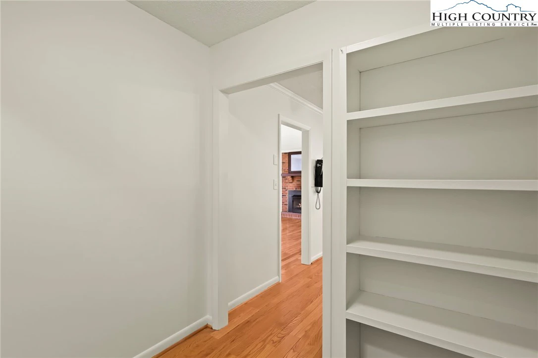 Image number 9 for the current listing