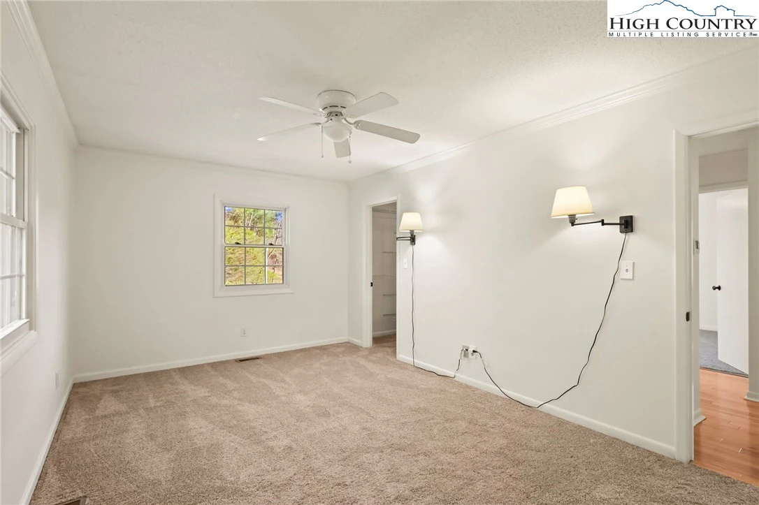 Image number 11 for the current listing