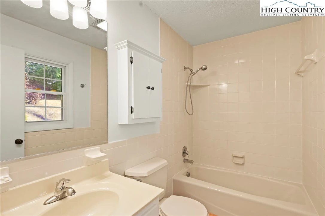 Image number 8 for the current listing