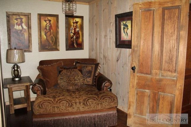 Image number 5 for the current listing