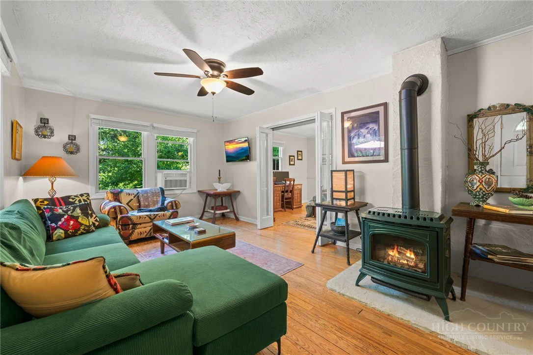 Image number 13 for the current listing