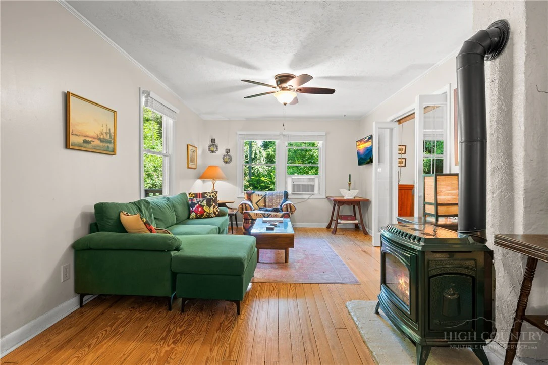 Image number 15 for the current listing
