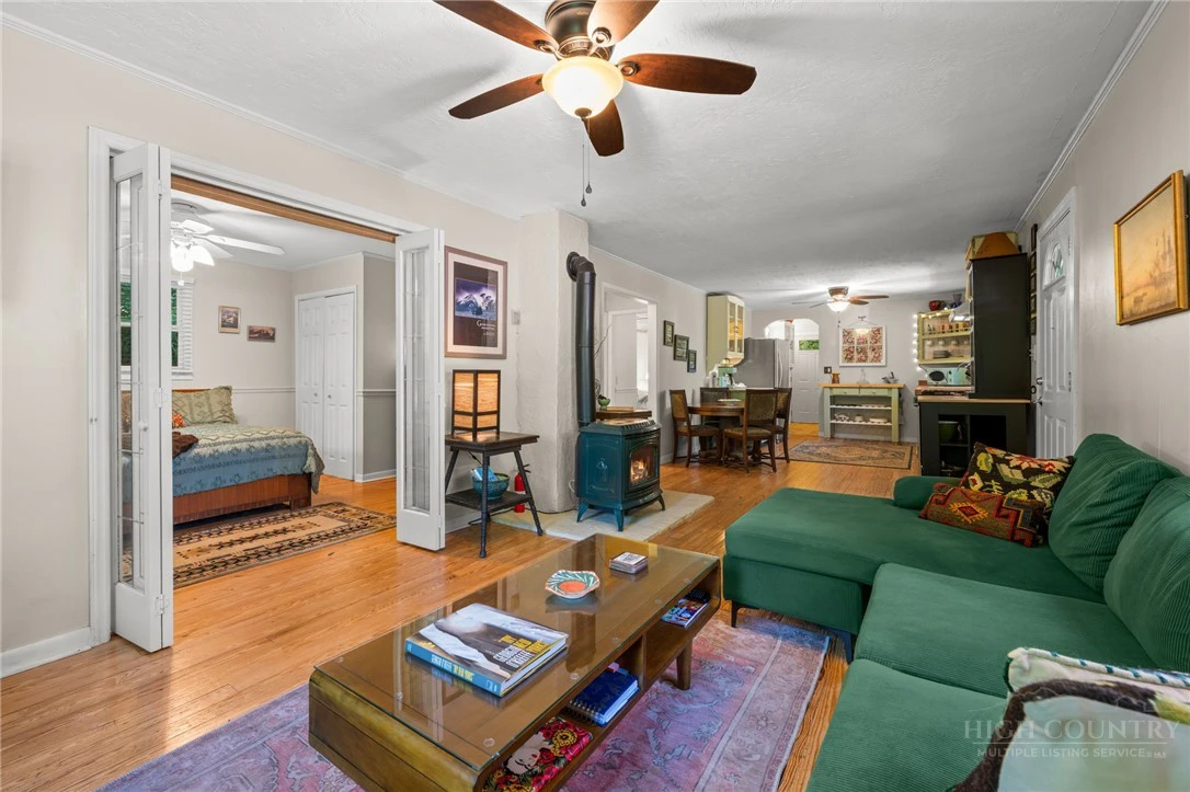 Image number 14 for the current listing
