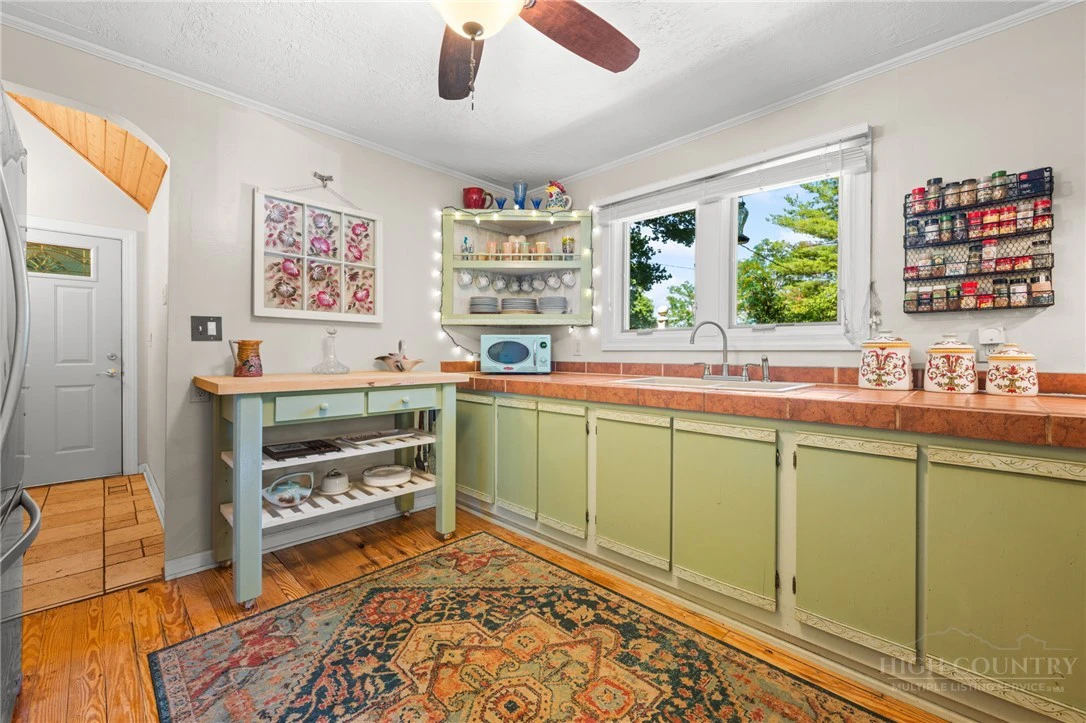 Image number 18 for the current listing