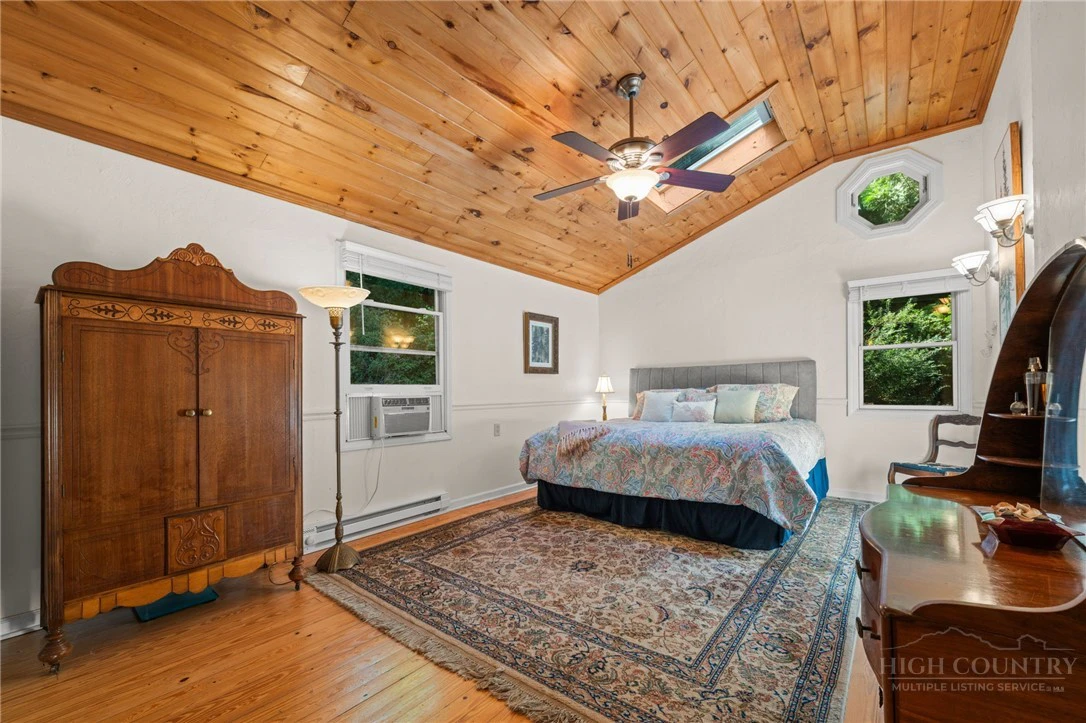 Image number 21 for the current listing