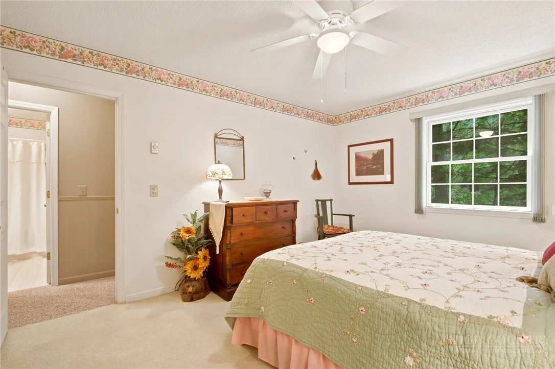 Image number 21 for the current listing