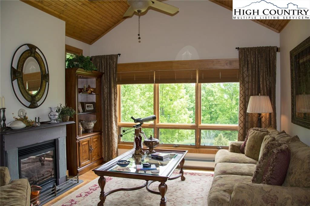 Image number 4 for the current listing