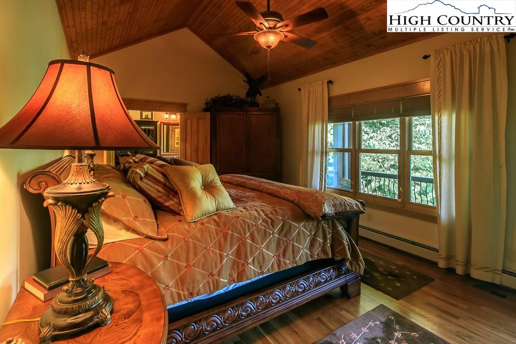 Image number 8 for the current listing