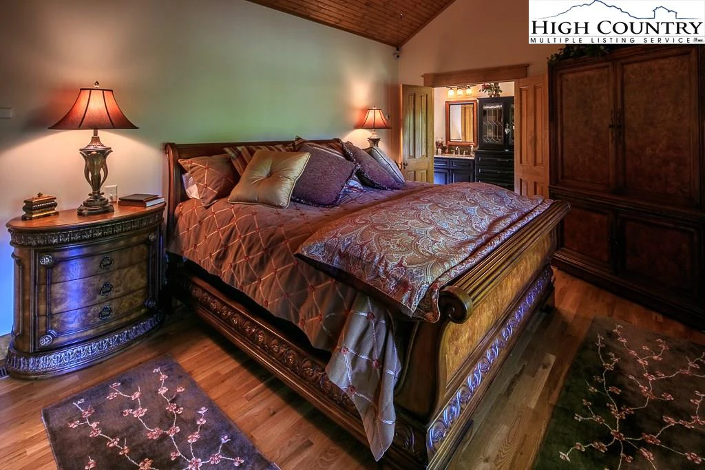 Image number 9 for the current listing