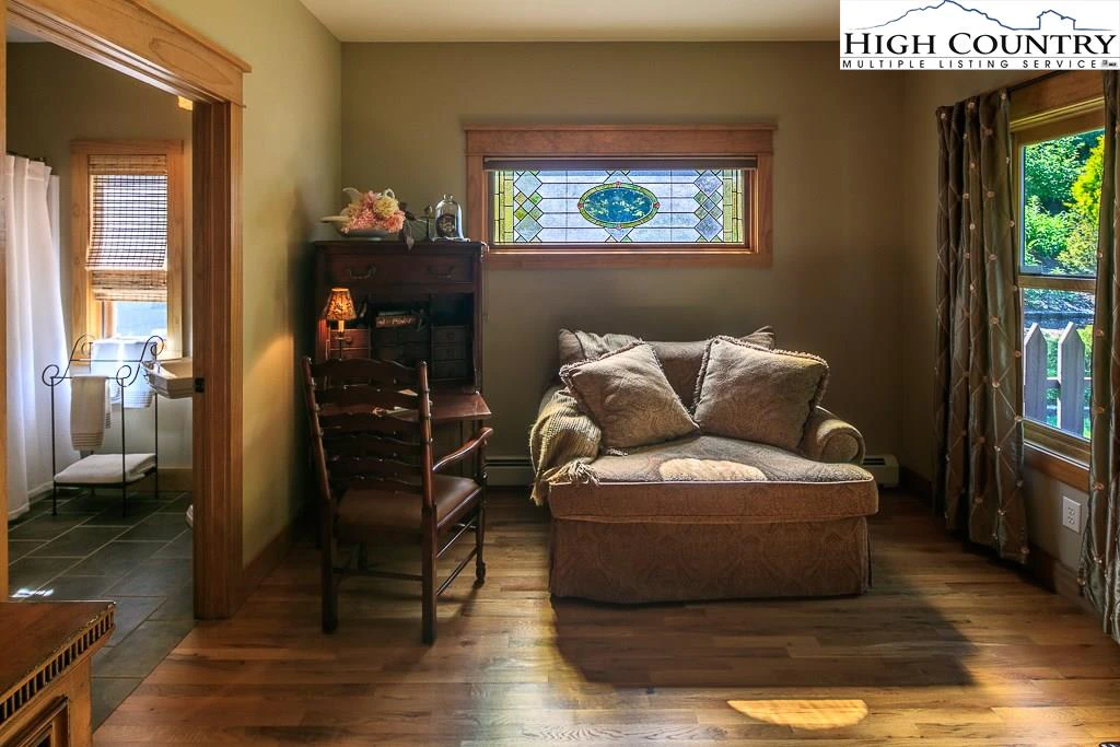 Image number 13 for the current listing