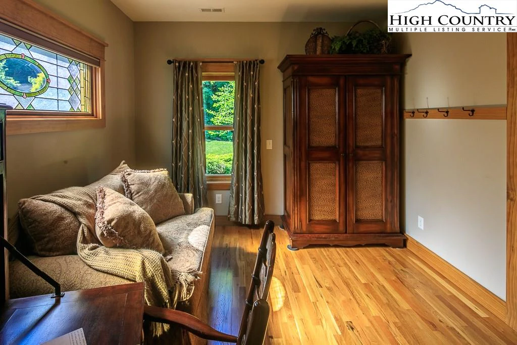 Image number 2 for the current listing