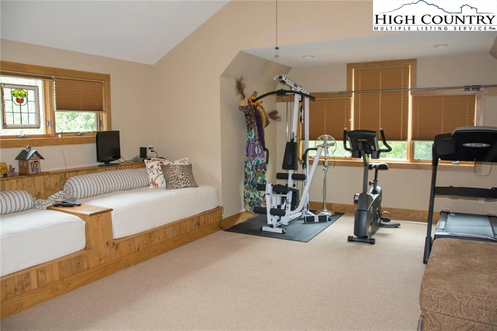 Image number 18 for the current listing