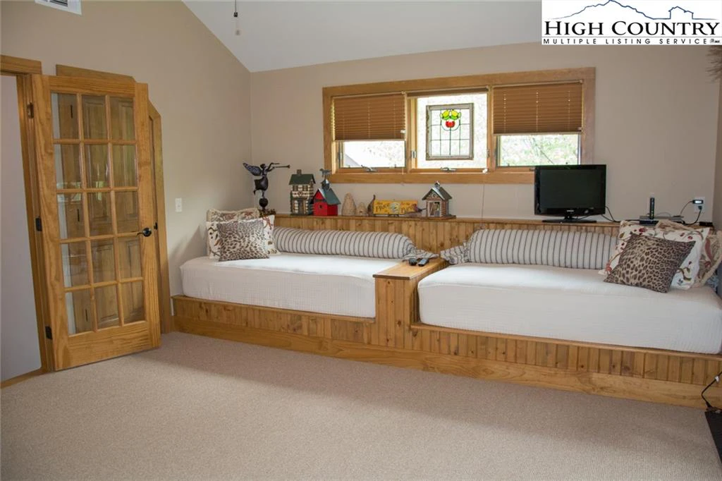 Image number 19 for the current listing