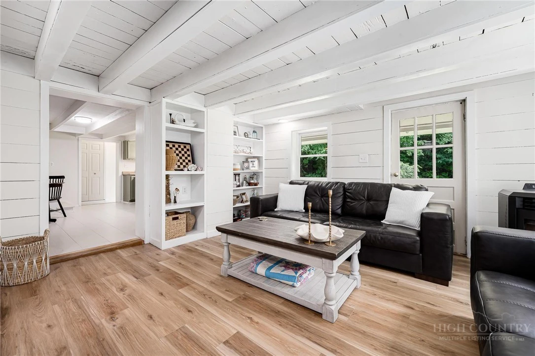 Image number 7 for the current listing