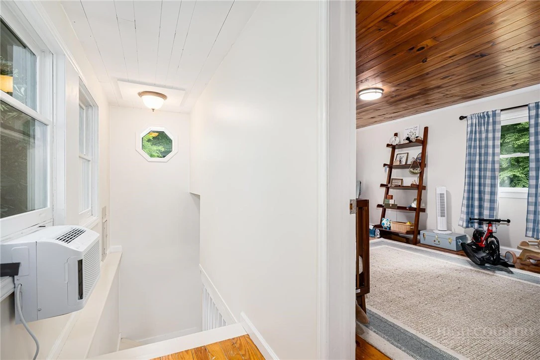 Image number 14 for the current listing